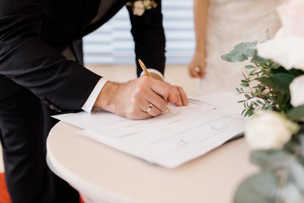 Marié signant son contrat de mariage