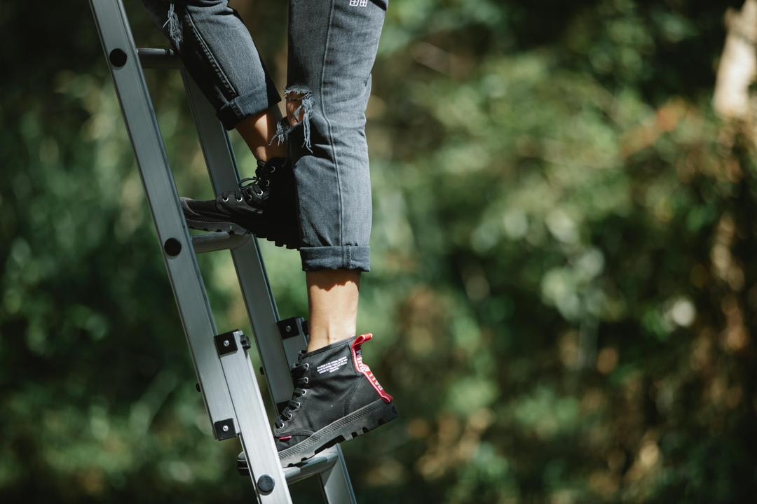 Une personne qui monte dans une échelle