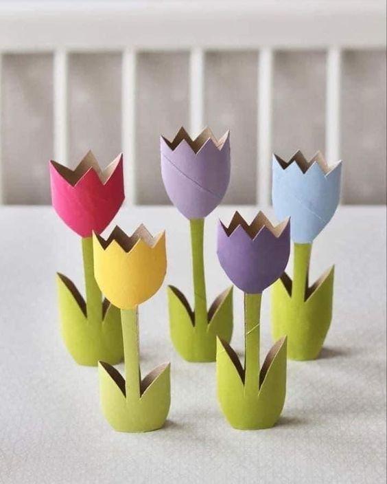 Bricolage de tulipes en carton