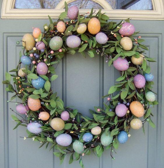 Couronne de Pâques avec oeufs colorés