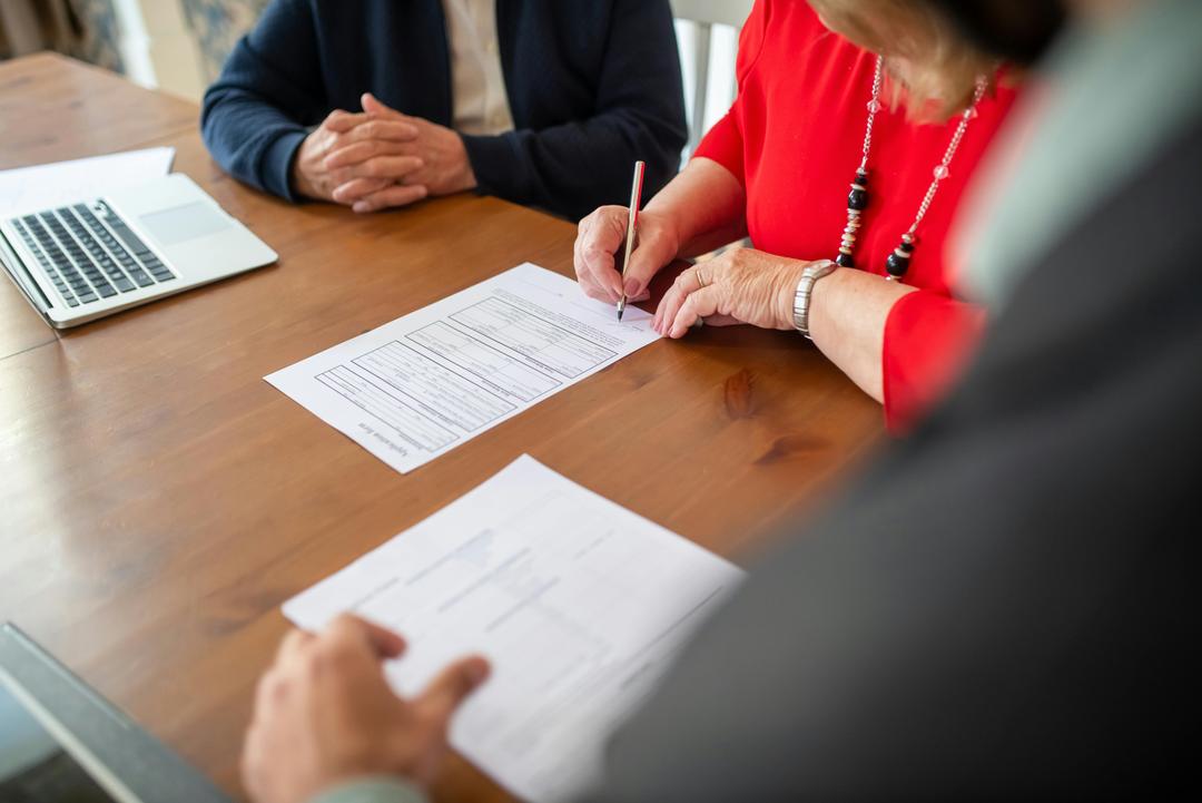 Une femme signe un document