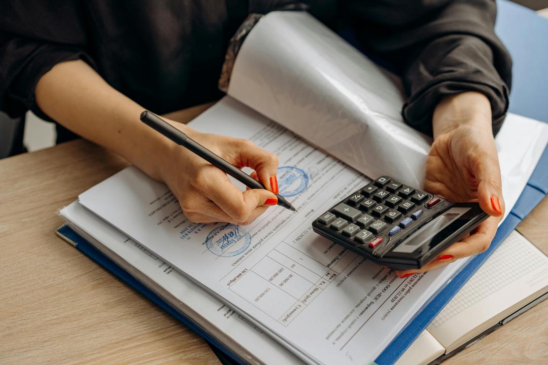 Une femme utilise une calculatrice