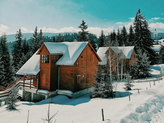 Maison unifamiliale près d'une station de ski en hiver