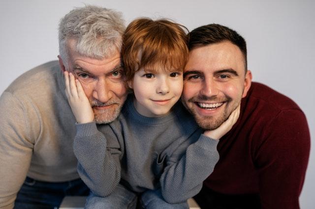 Trois générations en photo : grande-père, père et petit-fils