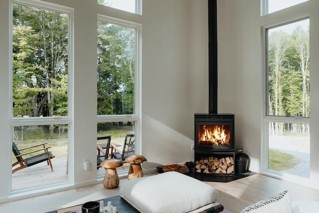 Foyer au bois dans une maison blanche