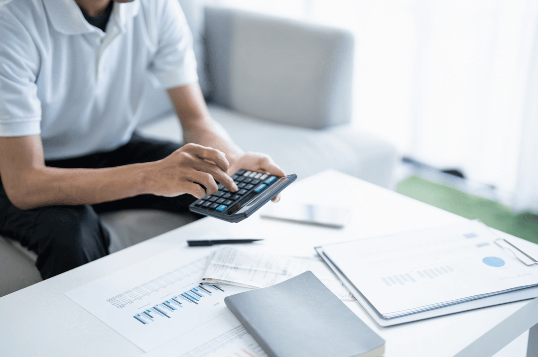 Homme avec calculatrice