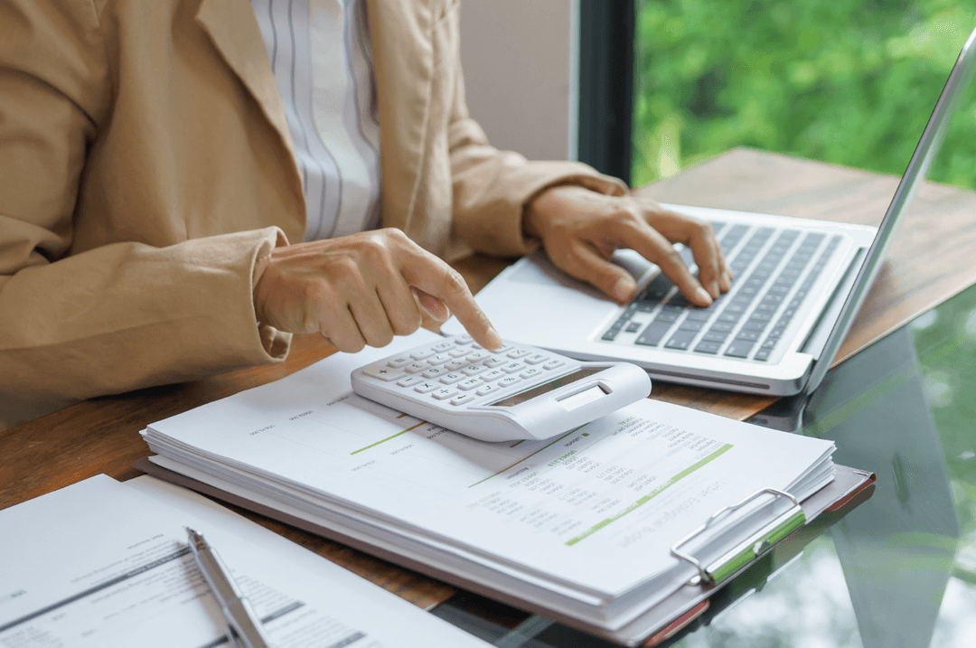 Femme avec calculatrice