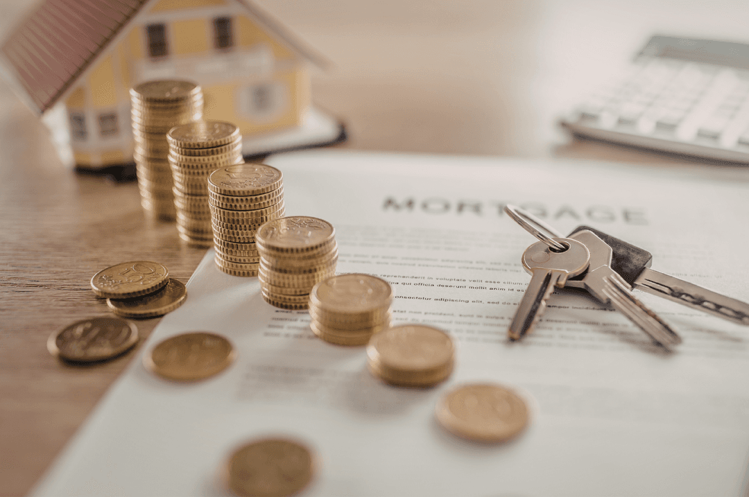 Clé et argent sur une table