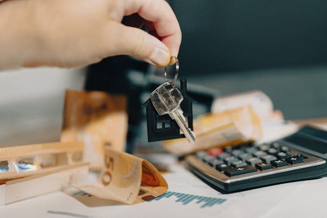 Hypothèque, clé de maison, argent et calculatrice