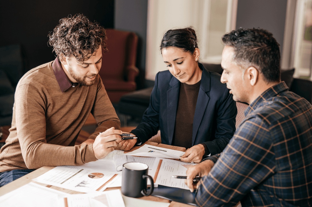 Trois personnes assises à une table