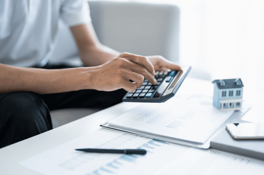 Homme avec une calculatrice