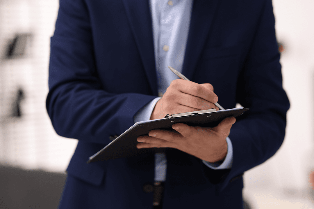 Homme avec document et crayon