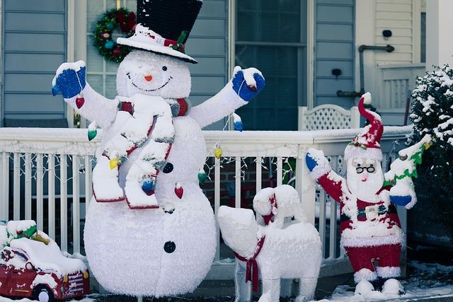 Un bonhomme de neige dans un jardin