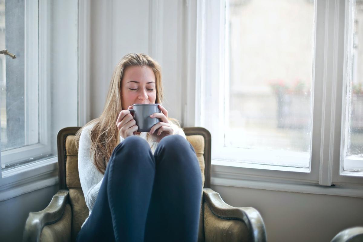 Femme avec une tasse dans les mains