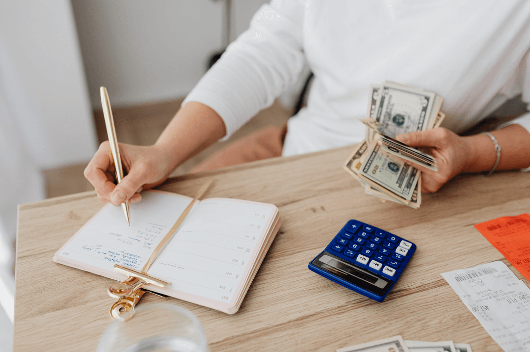 Femme avec calculatrice