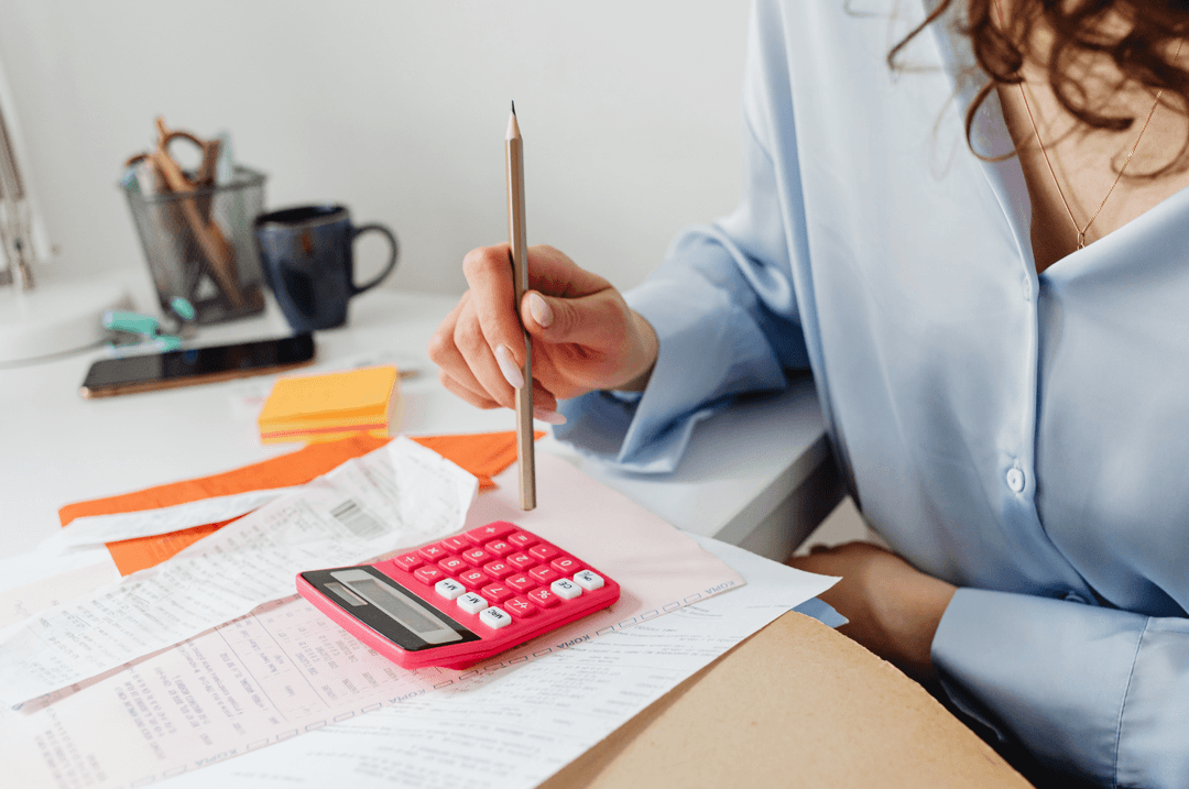 Femme avec calculatrice