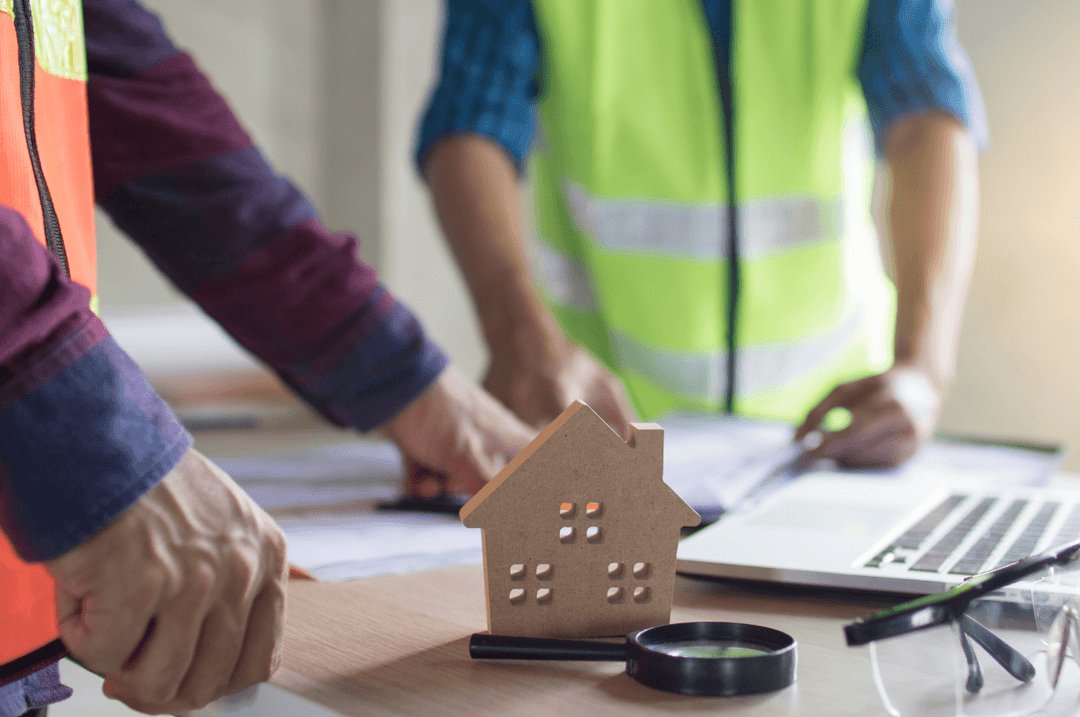 Plan maison et ordinateur