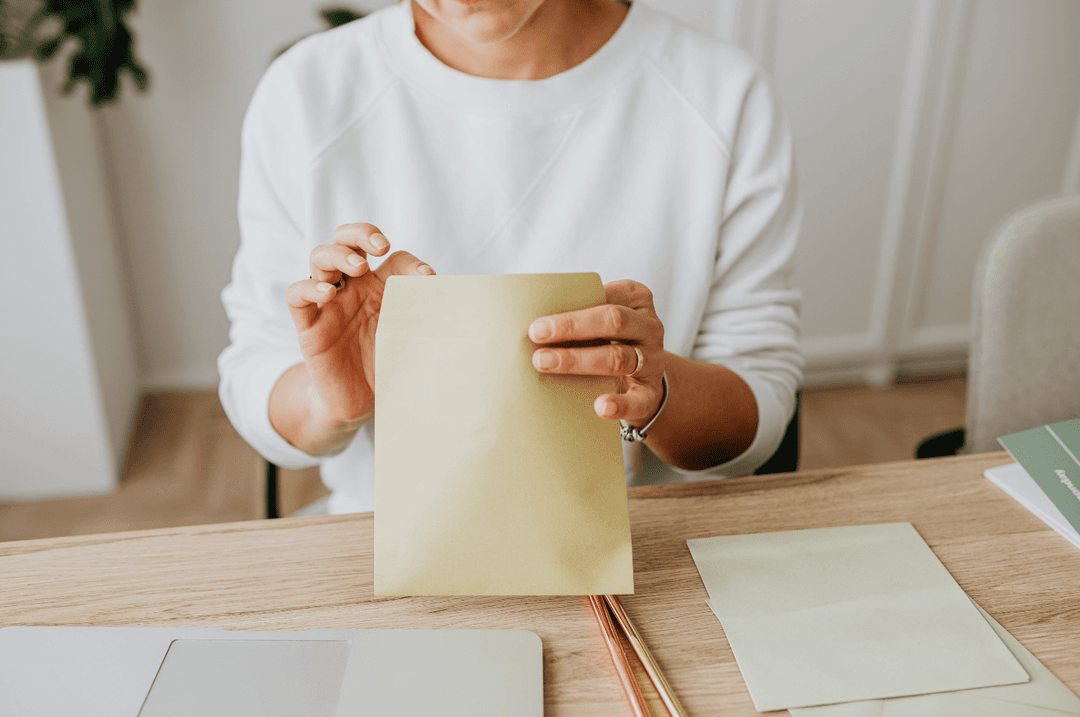 Femme avec enveloppe