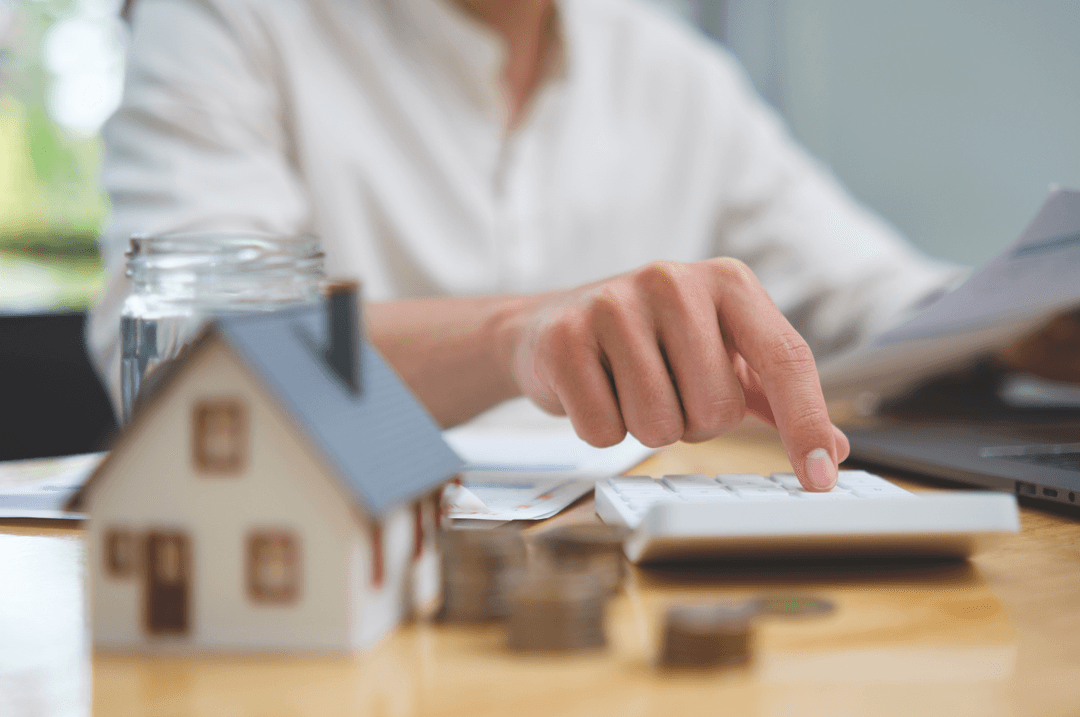 Homme avec calculatrice