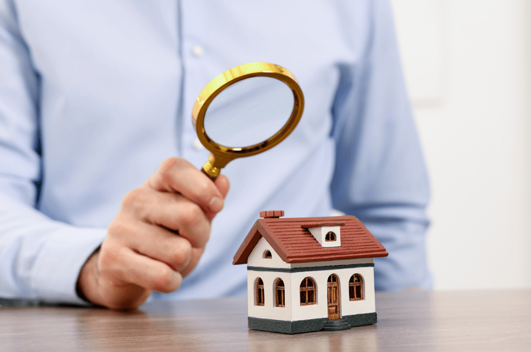 Homme qui tient une loupe