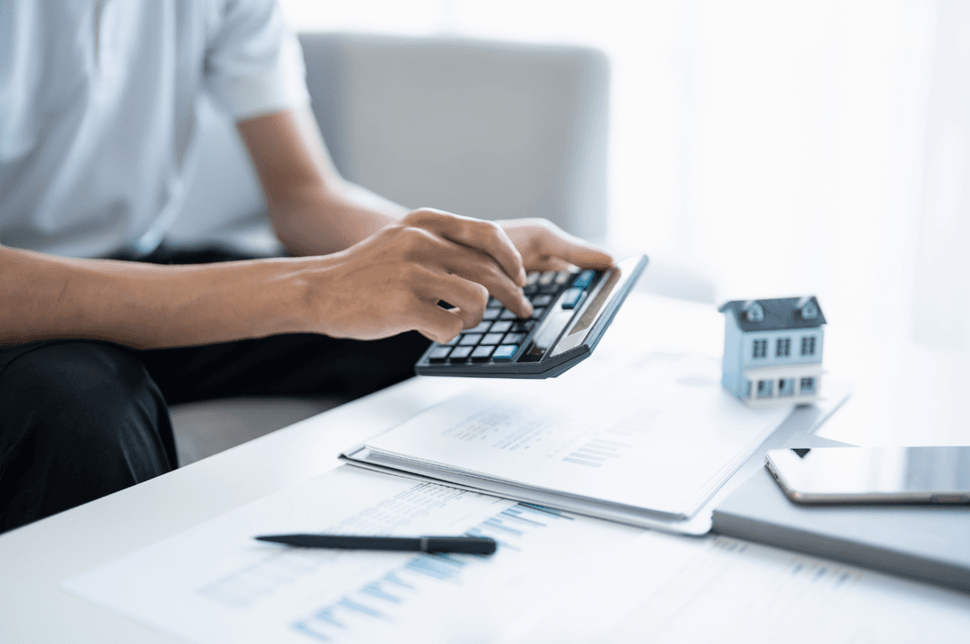 Homme avec calculatrice