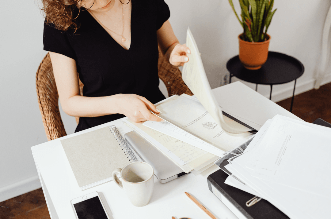 Femme assise à un bureau