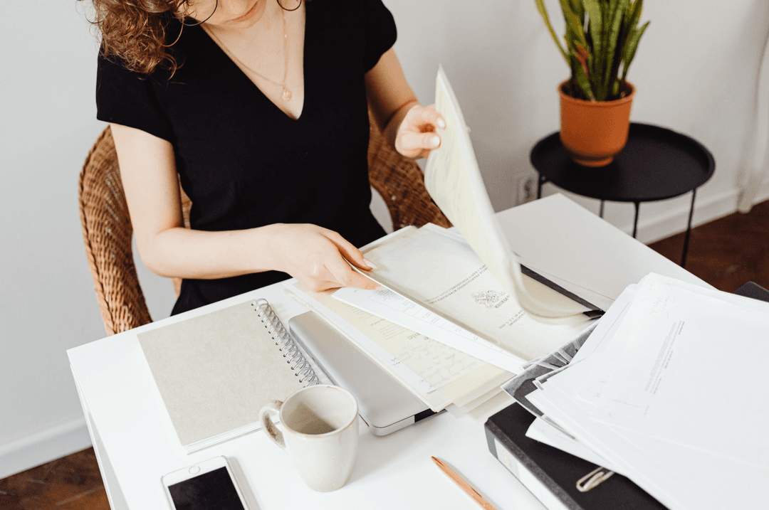 Femmes avec document