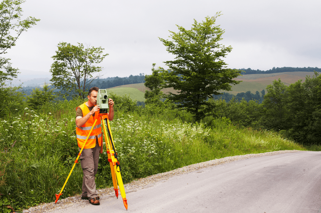 Arpenteur-géomètre dans un champs