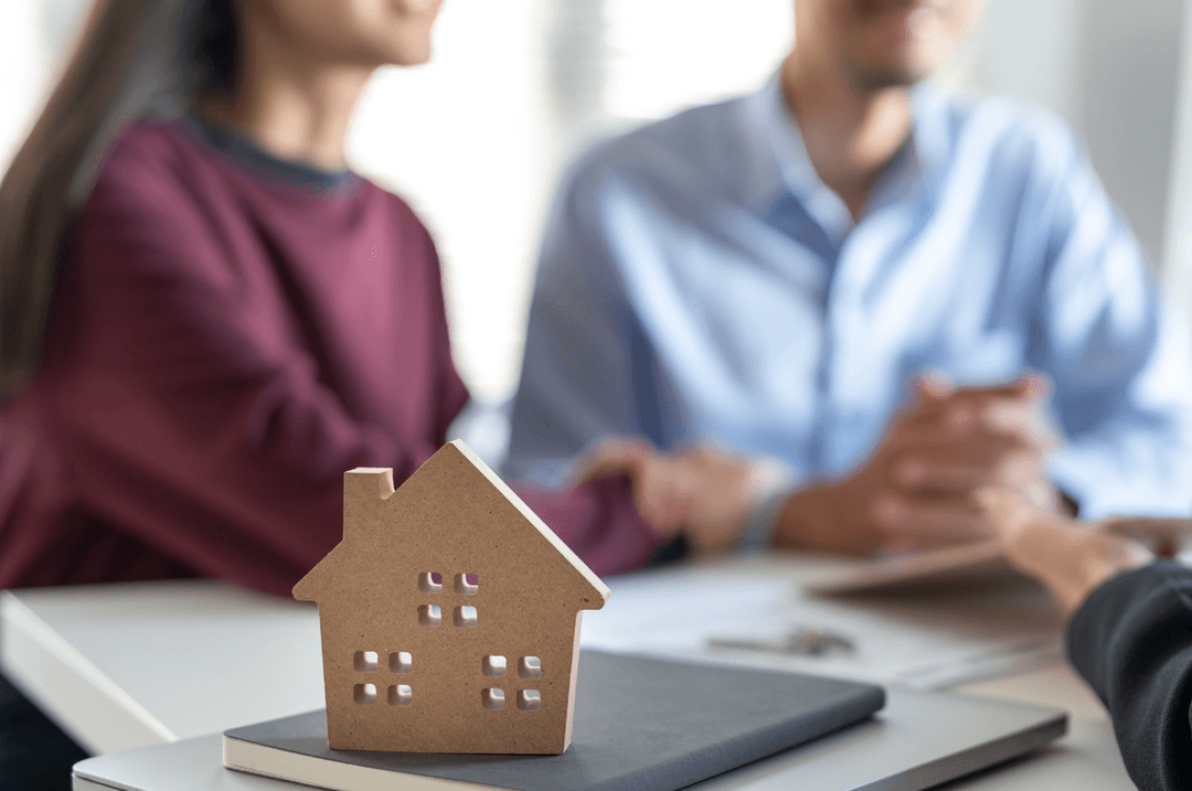Couple assis à une table