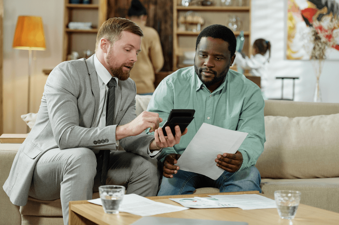 deux hommes avec une calculatrice
