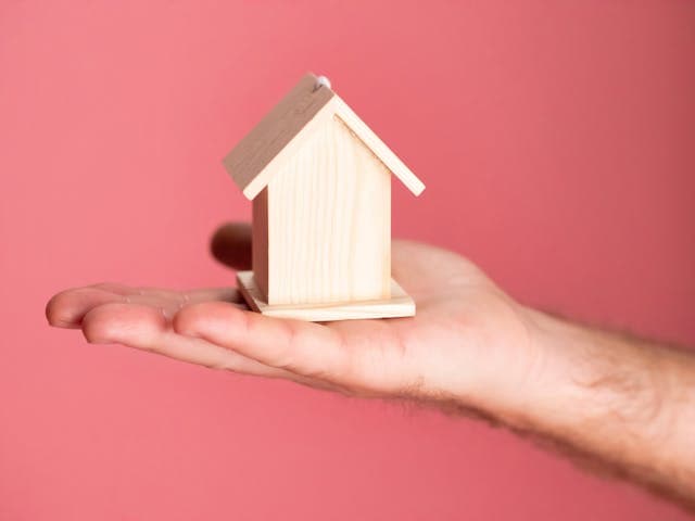 Petite maison en bois dans une maison représentant le portage hypothécaire