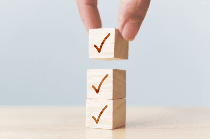 Checklist : cube en bois avec crochets