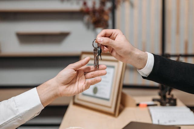 Notaire transférant les clés d'une nouvelle maison