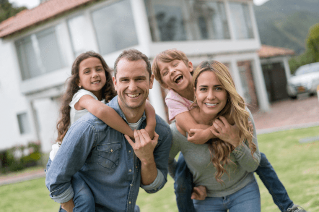 Famille devant une maison