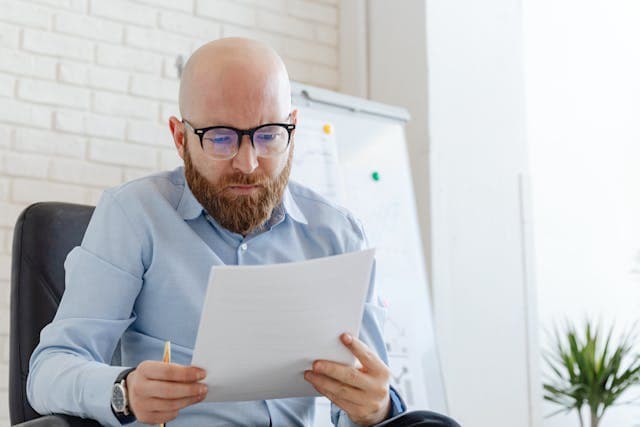 Homme lisant un rapport d'évaluation