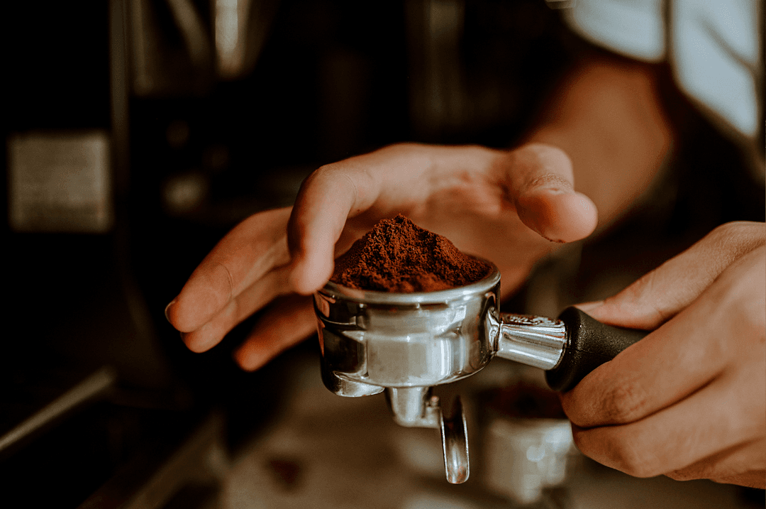 Homme qui fait du café