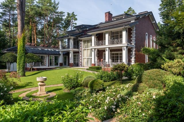 Belle maison ancienne avec un aménagement paysager chic