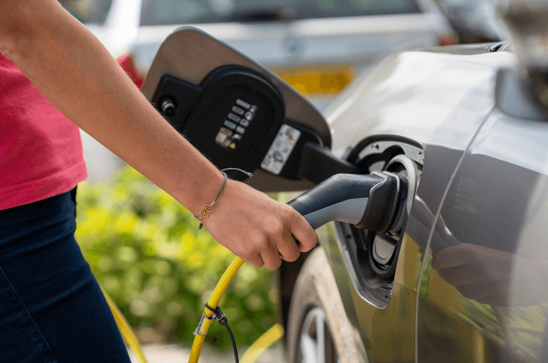 Femme qui recharge son auto
