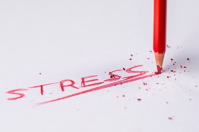 Mot “stress” marqué au crayon rouge avec la pointe brisée