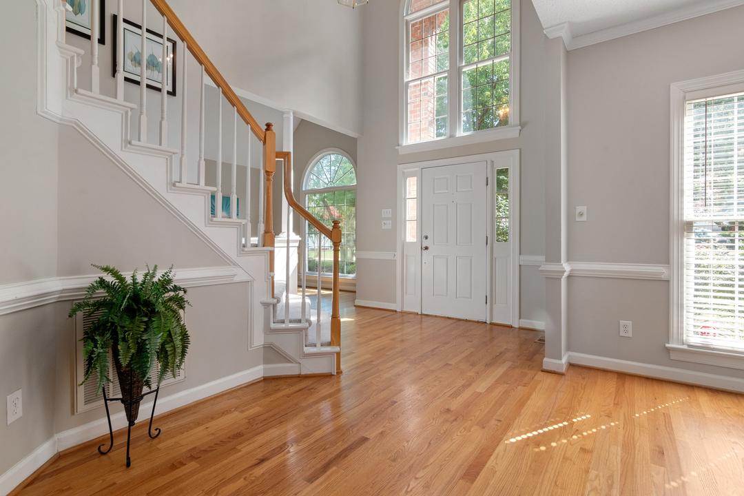 Visite d'une maison : regarder les sols et les plafonds