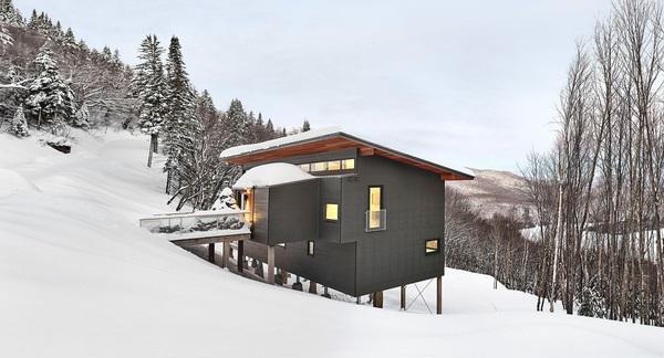 Chalet sur pilotis à flanc de montagne