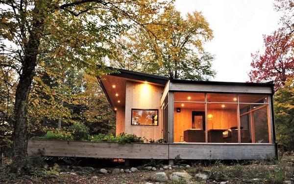 Maison écologique sur pilier de béton côté