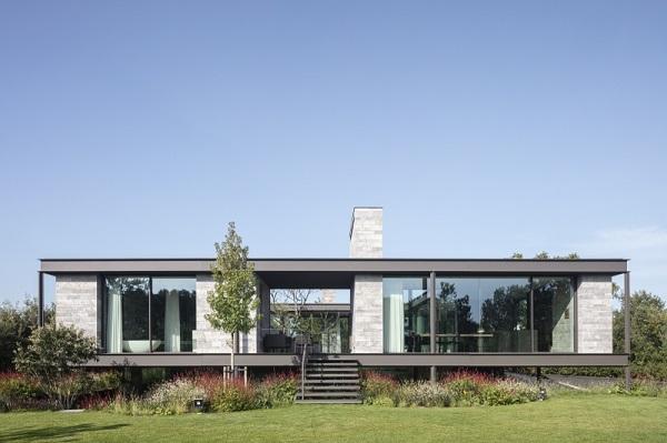 Maison surélevée contemporaine