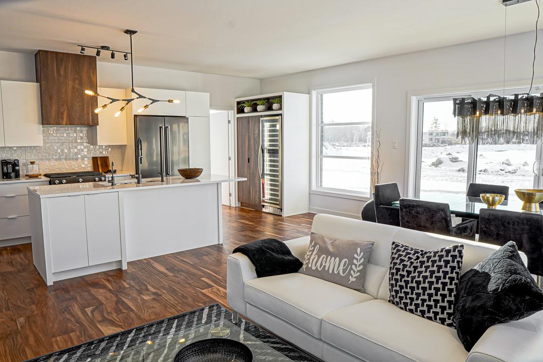 Splendide condo DMI cuisine et salon