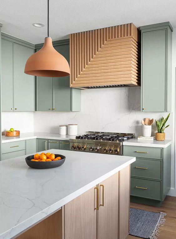 Hotte de cuisine camouflée par un coffrage en bois