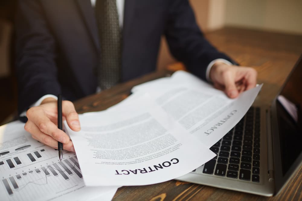 Courtier immobilier regardant un contrat de courtage