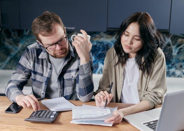 Couple regardant la facture énergétique de leur maison