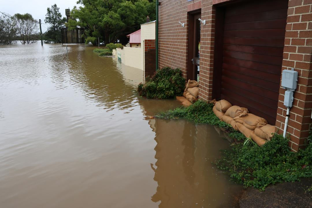 Une eau boueuse qui laisse présager la présence d'ocre ferreuse