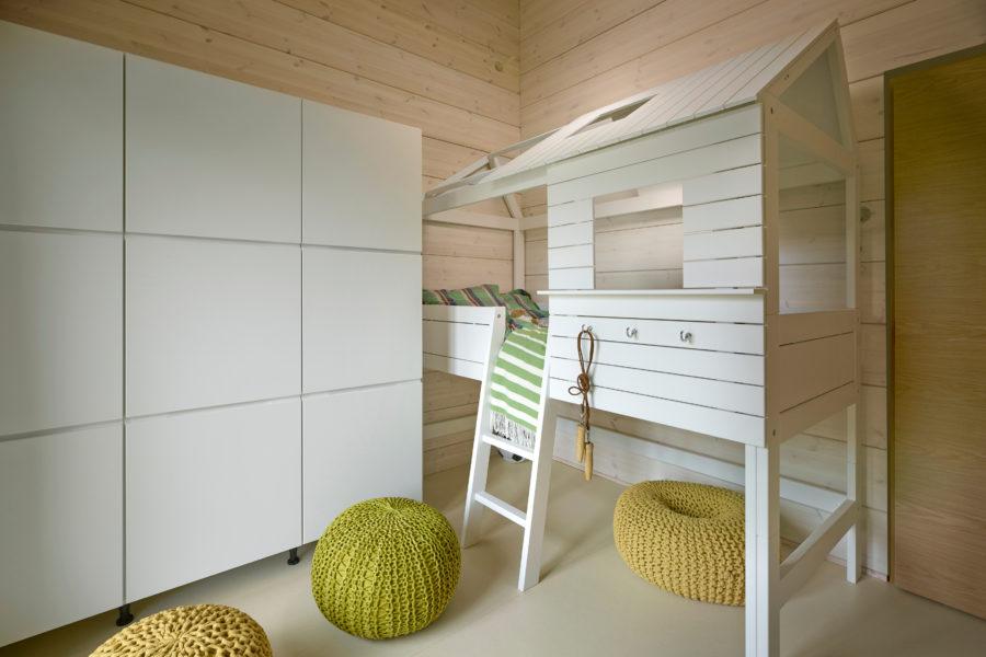 maison intergénérationnelle scandinave Savukvartsi chambre10 jolies maisons scandinaves à découvrir_XpertSource