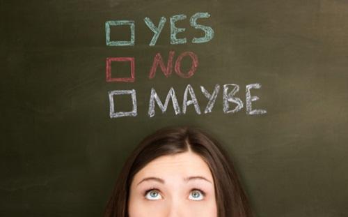 Femme regardant vers le haut les cases à cocher oui non peut-être